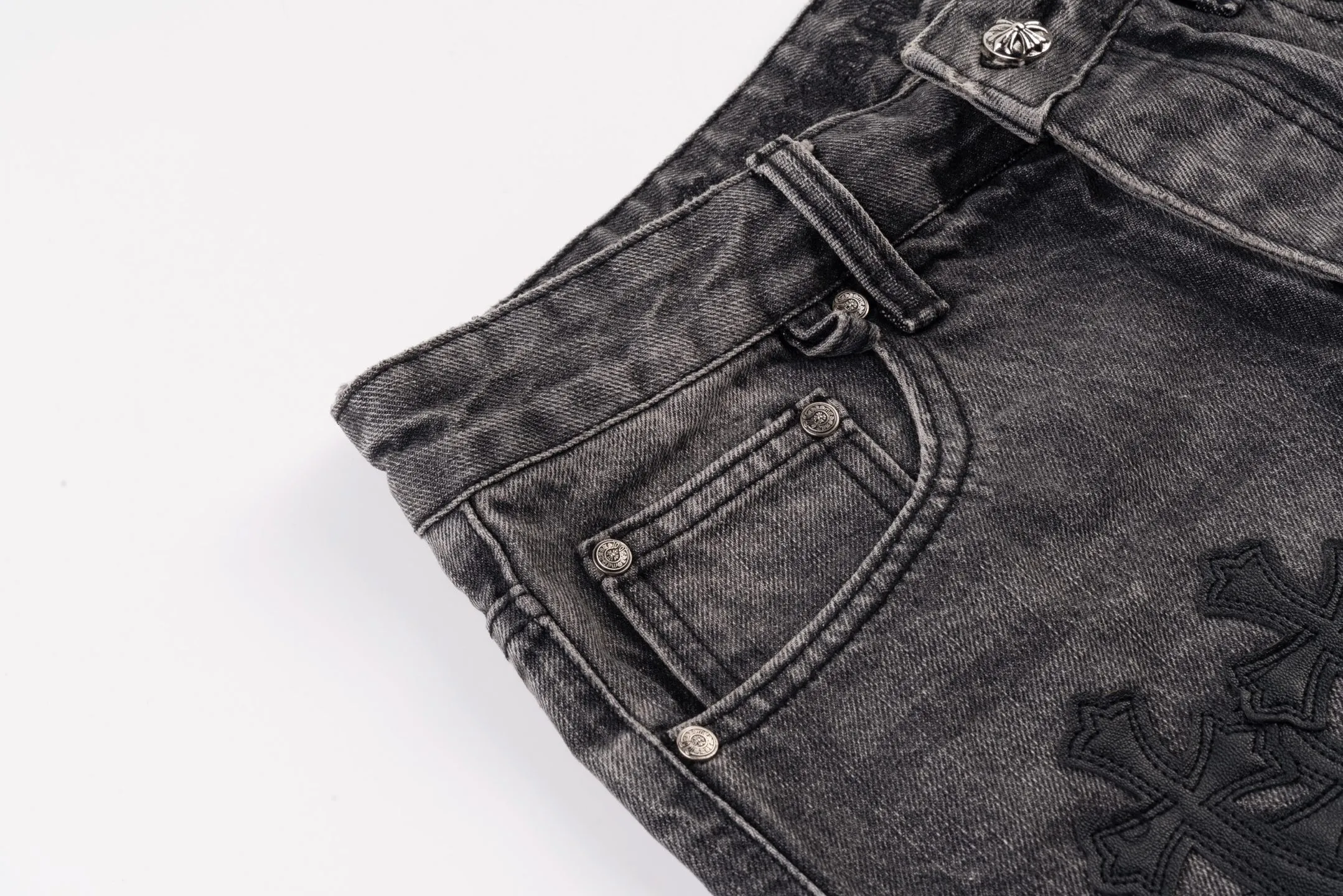 P260 Chrome Hearts Chrome Hearts city limited flame black and white leather jeans need to be washed after the finished product is disassembled and hand-made with sheepskin cross leather and then spliced ​​together. The whole piece has too many craftsmanship to describe. The cabinet price is 16W+, the patchwork is decorated with cross flowers, and the high-waisted washed jeans! ! Absolutely high-end luxury products, 8W+ level god-level single products, super popular products, made with top heavy industry, a magic weapon that cannot be missed. About Kroxin This is an extremely luxurious fashion brand, which can also be called the nobles of the high street. It has always been an exclusive brand for some hipsters or rich second generation. Compared with ordinary high streets, it is more luxurious and noble. Compared with luxury brands, it has a more fashionable personality and has always been a brand that I have a special liking for. Style number: 1566# Color: black Size: 28 30 32 34 36
